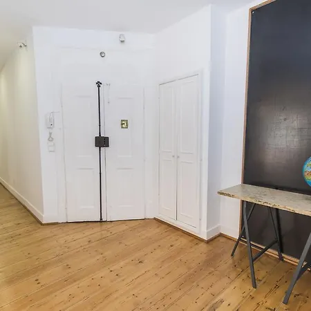 Bright Flat In Chiado! ליסבון