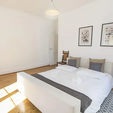 Bright Flat In Chiado! דירה ליסבון