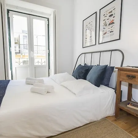 Bright Flat In Chiado! דירה *